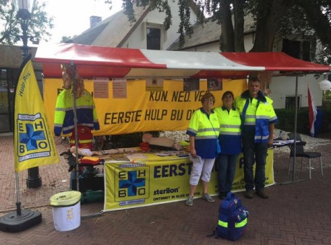 Foto Hulpverlenen en promotie maken op de Septembermarkt in Harmelen, september 2016